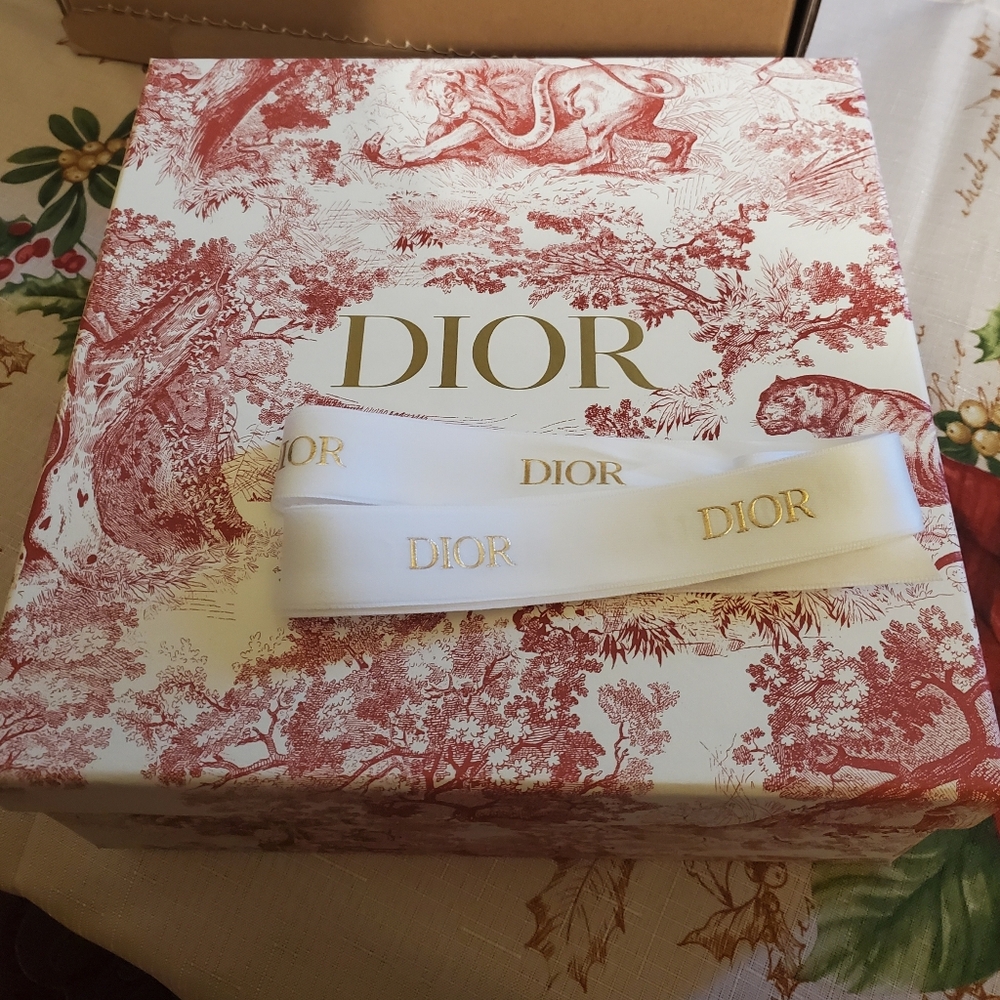 CD Luxurious Gift Box With  White Ribbon & Gold Logo/Gift Card  AUTHENTIC